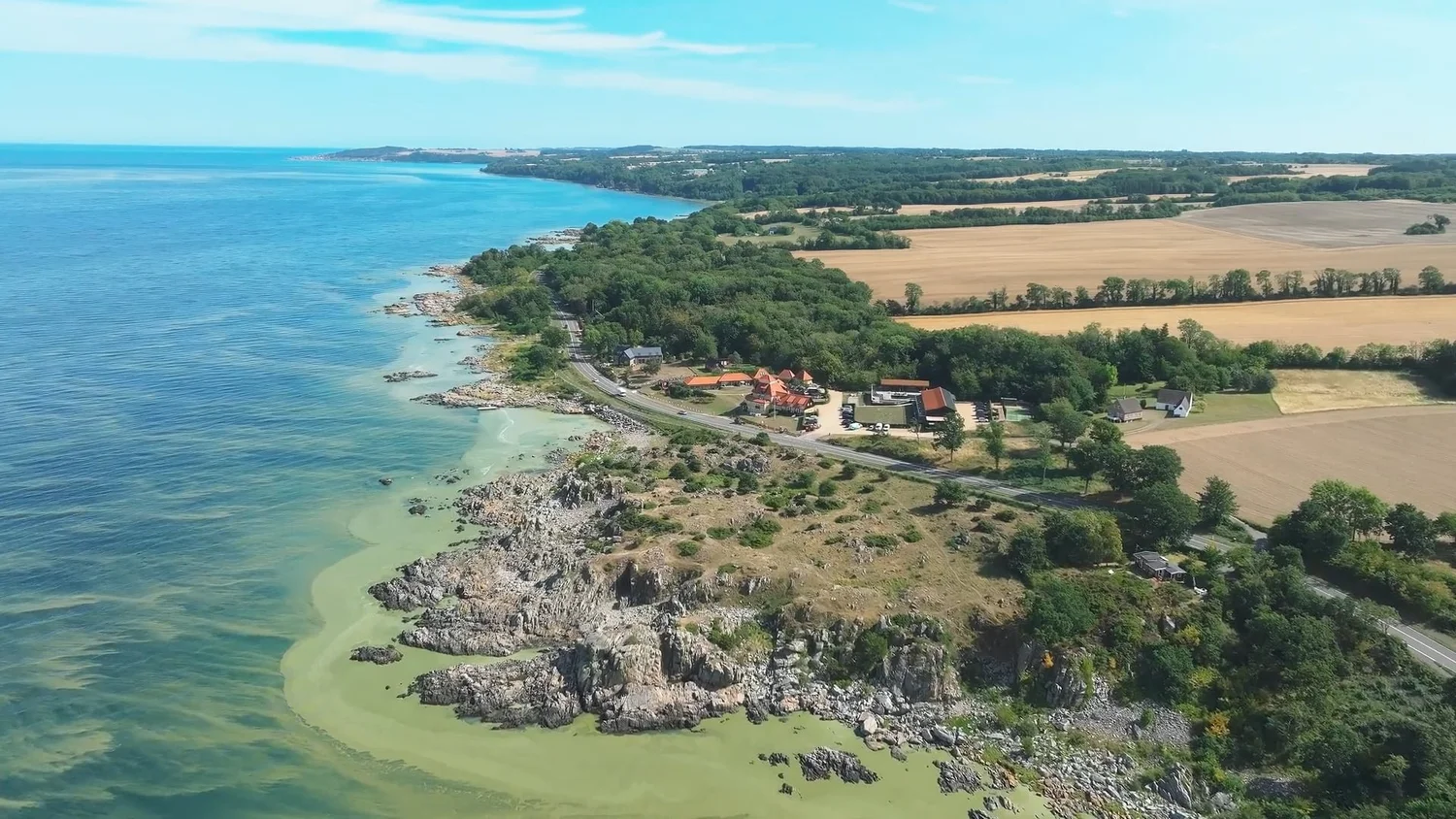 Stammershalle Badehotel og kysten på Bornholm set fra luften